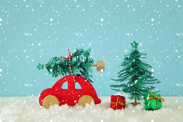 Auto Legno Rosso Che Trasporta Albero Natale Sulla Neve Davanti — Foto Stock