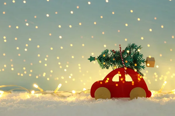 Carro Madeira Vermelho Carregando Uma Árvore Natal Sobre Neve Frente — Fotografia de Stock