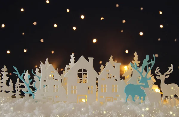 魔法のクリスマス ペーパー カット冬背景風景に 鹿と星空夜空の背景の前に雪 — ストック写真