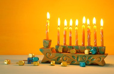Yahudi tatil Hanukkah menorah (geleneksel Mumluk ile arka plan görüntü).