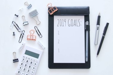 Üstten görünüm 2019 defter üzerinde ahşap beyaz resepsiyon ile listesi gol