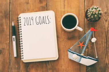 Üstten görünüm 2019 defter, ahşap Resepsiyon üzerinde kahve ile listesi gol