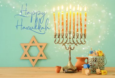 Yahudi tatil Hanukkah menorah (geleneksel Mumluk ile arka plan görüntü)