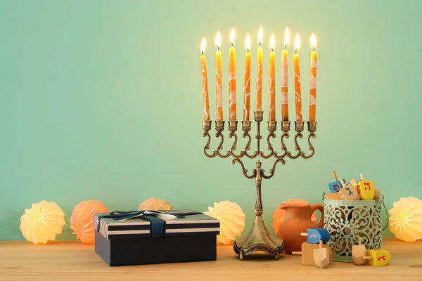 形象的犹太节日光明节背景与烛台 （传统烛台). — 图库照片