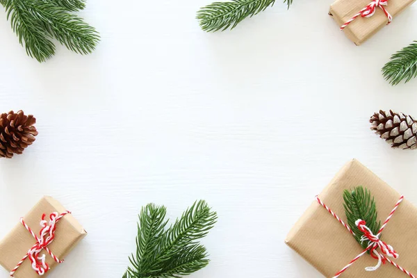 Fondo Navidad Con Conos Pino Ramas Abeto Regalos Sobre Fondo —  Fotos de Stock