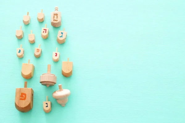 Imagen Vacaciones Judías Hanukkah Con Colección Dreidels Madera Peonza Sobre —  Fotos de Stock