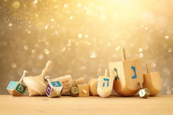 Nápis Židovský Svátek Chanuka Dřevěnými Dreidels Káča Třpytky Lesklé Pozadí — Stock fotografie