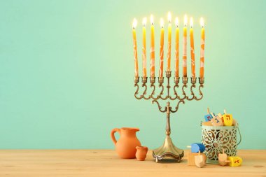 Yahudi tatil Hanukkah menorah (geleneksel Mumluk ile arka plan görüntü)