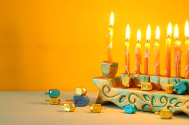 Yahudi tatil Hanukkah menorah (geleneksel Mumluk ile arka plan görüntü)