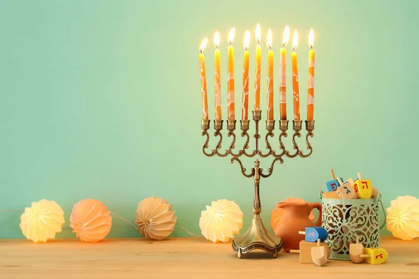 ユダヤ人の祝日のハヌカ本枝の燭台 伝統的な燭台と背景の画像 — ストック写真