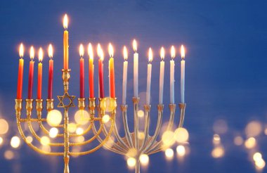Yahudi tatil Hanukkah menorah (geleneksel Mumluk) ve mumlar arka plan görüntü