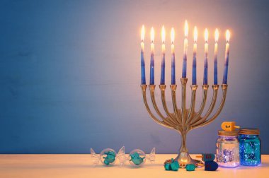 Yahudi tatil Hanukkah menorah (geleneksel Mumluk) ve mumlar arka plan görüntü