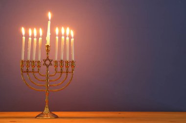 Yahudi tatil Hanukkah menorah (geleneksel Mumluk) ve mumlar arka plan görüntü