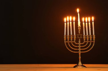 Yahudi tatil Hanukkah menorah (geleneksel Mumluk) ve mumlar arka plan görüntü