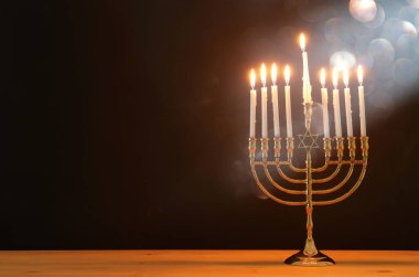 Yahudi tatil Hanukkah menorah (geleneksel Mumluk) ve mumlar arka plan görüntü