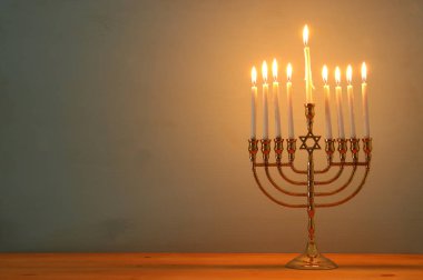 Yahudi tatil Hanukkah menorah (geleneksel Mumluk) ve mumlar arka plan görüntü