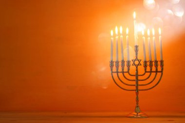 Yahudi tatil Hanukkah menorah (geleneksel Mumluk) ve mumlar arka plan görüntü