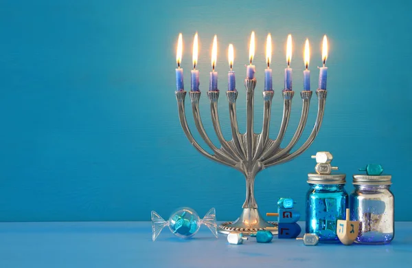 ユダヤ人の祝日のハヌカ本枝の燭台 伝統的な燭台 やキャンドルで背景のイメージ — ストック写真