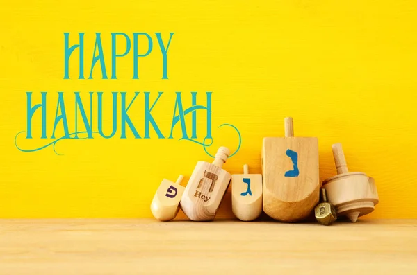 Afbeelding Van Joodse Vakantie Hanukkah Met Houten Dreidels Spinnen Boven — Stockfoto