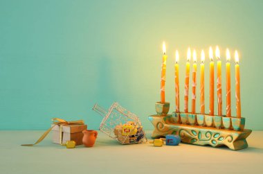 Yahudi tatil Hanukkah menorah (geleneksel Mumluk ile arka plan görüntü)