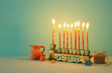 Yahudi tatil Hanukkah menorah (geleneksel Mumluk ile arka plan görüntü)