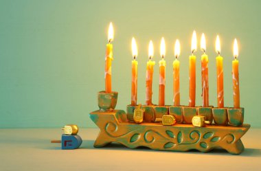 Yahudi tatil Hanukkah menorah (geleneksel Mumluk ile arka plan görüntü)