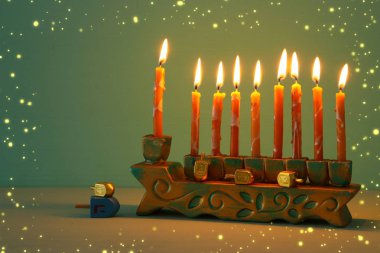 Yahudi tatil Hanukkah menorah (geleneksel Mumluk ile arka plan görüntü)