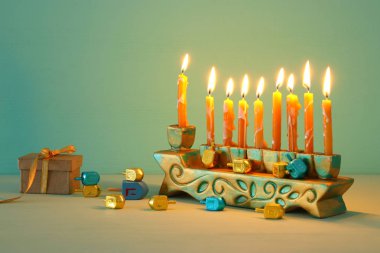 Yahudi tatil Hanukkah menorah (geleneksel Mumluk ile arka plan görüntü)