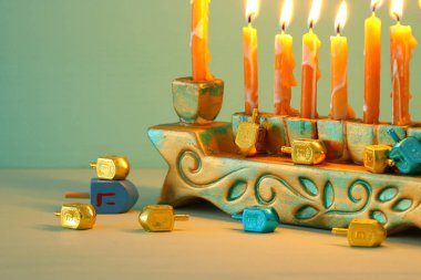 Yahudi tatil Hanukkah menorah (geleneksel Mumluk ile arka plan görüntü)