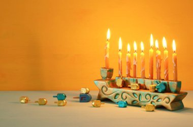 Yahudi tatil Hanukkah menorah (geleneksel Mumluk ile arka plan görüntü)