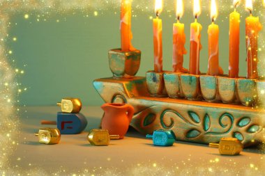 Yahudi tatil Hanukkah menorah (geleneksel Mumluk ile arka plan görüntü)