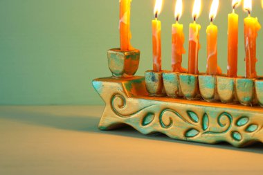 Yahudi tatil Hanukkah menorah (geleneksel Mumluk ile arka plan görüntü)