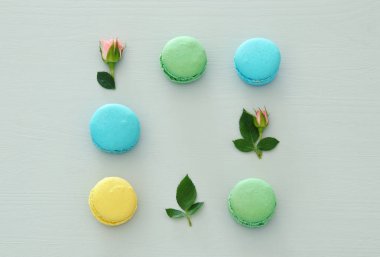 Üstten görünüm renkli macaron veya pastel arka plan üzerinde acıbadem kurabiyesi. Düz yatıyordu