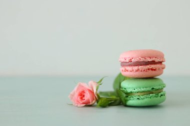 Romantik renkli macaron ya da acıbadem kurabiyesi üzerinde pastel arka plan görüntü