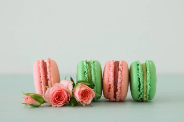 Romantik renkli macaron ya da acıbadem kurabiyesi üzerinde pastel arka plan görüntü