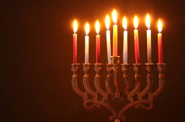 Yahudi tatil Hanukkah menorah (geleneksel Mumluk) ve mumlar arka plan görüntü