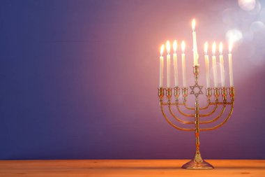 Yahudi tatil Hanukkah menorah (geleneksel Mumluk) ve mumlar arka plan görüntü