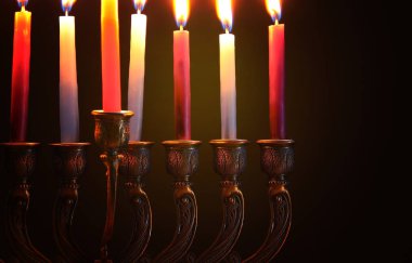Yahudi tatil Hanukkah menorah (geleneksel Mumluk) ve mumlar arka plan görüntü