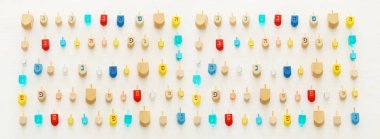 Yahudi Bayramı Hanuka ahşap sevinçler koleksiyonu (iplik üst) beyaz arka plan ile görüntü