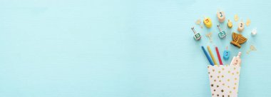 Geleneksel spinnig üst, yedi Kollu Şamdan (geleneksel Mumluk) ve mumlar ile Yahudi Bayramı Hanuka arka plan görüntüsünü üstten görünüm