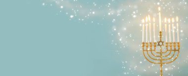 Yahudi tatil Hanukkah menorah (geleneksel Mumluk) ve mumlar arka plan görüntü