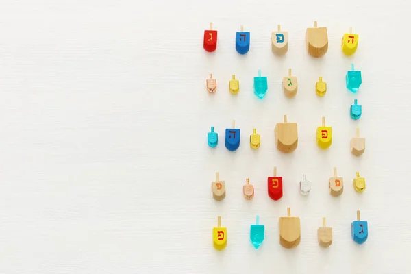 ユダヤ人の休日木製 Dreidels コレクション 白い背景の上にハヌカのイメージ — ストック写真