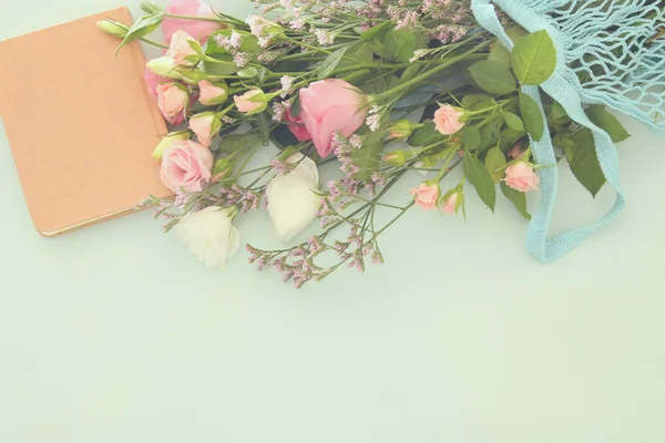 Afbeelding Van Aromatische Bloemen Pastel Houten Tafel — Stockfoto