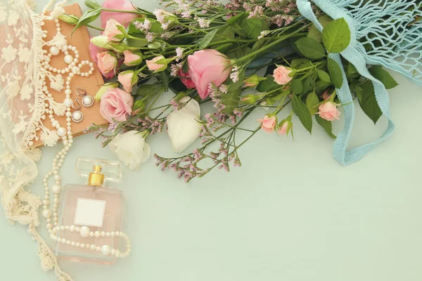 Friss Évjárat Parfümös Üveg Illatos Virágok Fából Készült Asztal Mellett — Stock Fotó