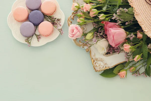 Prato Macaroons Sobre Mesa Madeira Flores — Fotografia de Stock