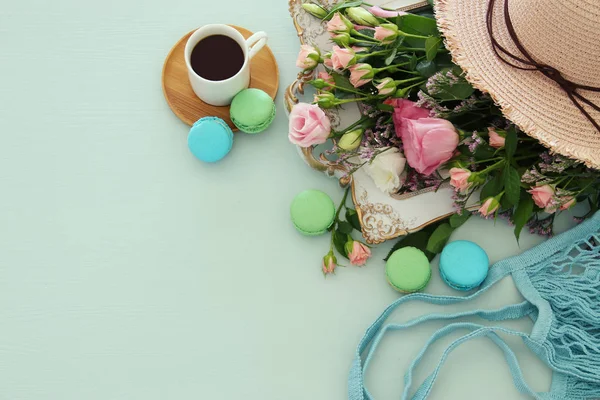 Plate Macaroons Över Träbord Cofee Och Blommor — Stockfoto