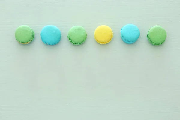Vista Superior Del Colorido Macaron Macarrón Sobre Fondo Pastel Puesta — Foto de Stock