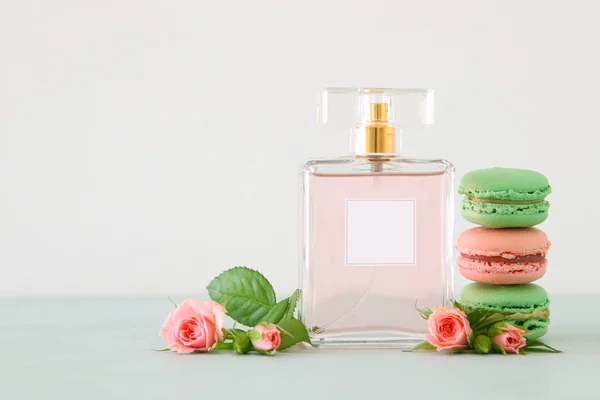 Imagen Frasco Perfume Con Flores Pétalos Rosa Macarrones Sobre Mesa — Foto de Stock