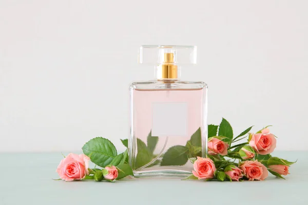 Immagine Bottiglia Profumo Con Petali Rosa Fiori Sopra Tavolo Pastello — Foto Stock