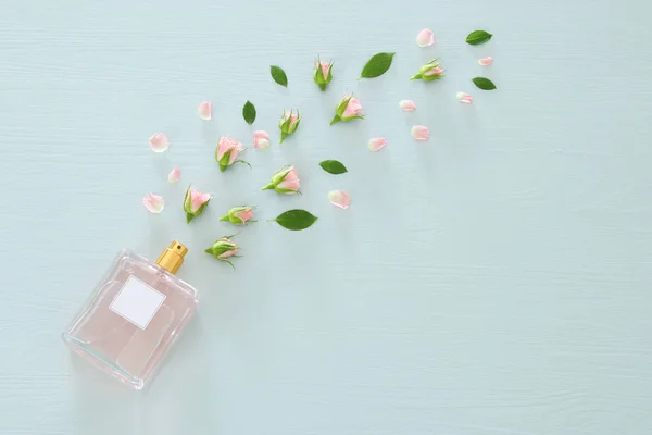 Vista Dall Alto Immagine Bottiglia Profumo Con Petali Rosa Fiori — Foto Stock